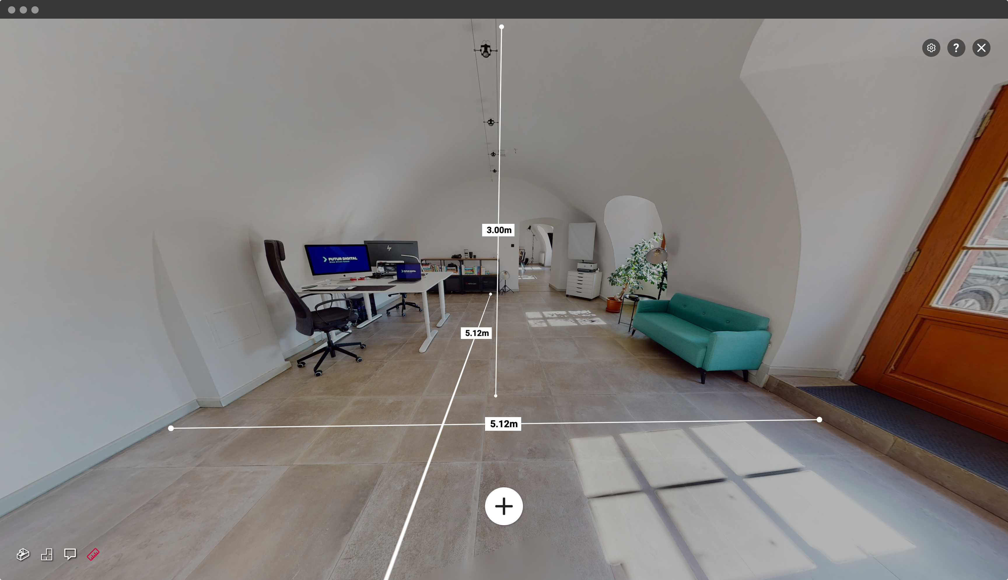 Screenshot okna prehliadača s virtuálnou prehliadkou zobrazujúci čiary s rozmermi kancelárie s pracovnými stolmi, gaućom a komodou - šírka, dĺžka a výška.