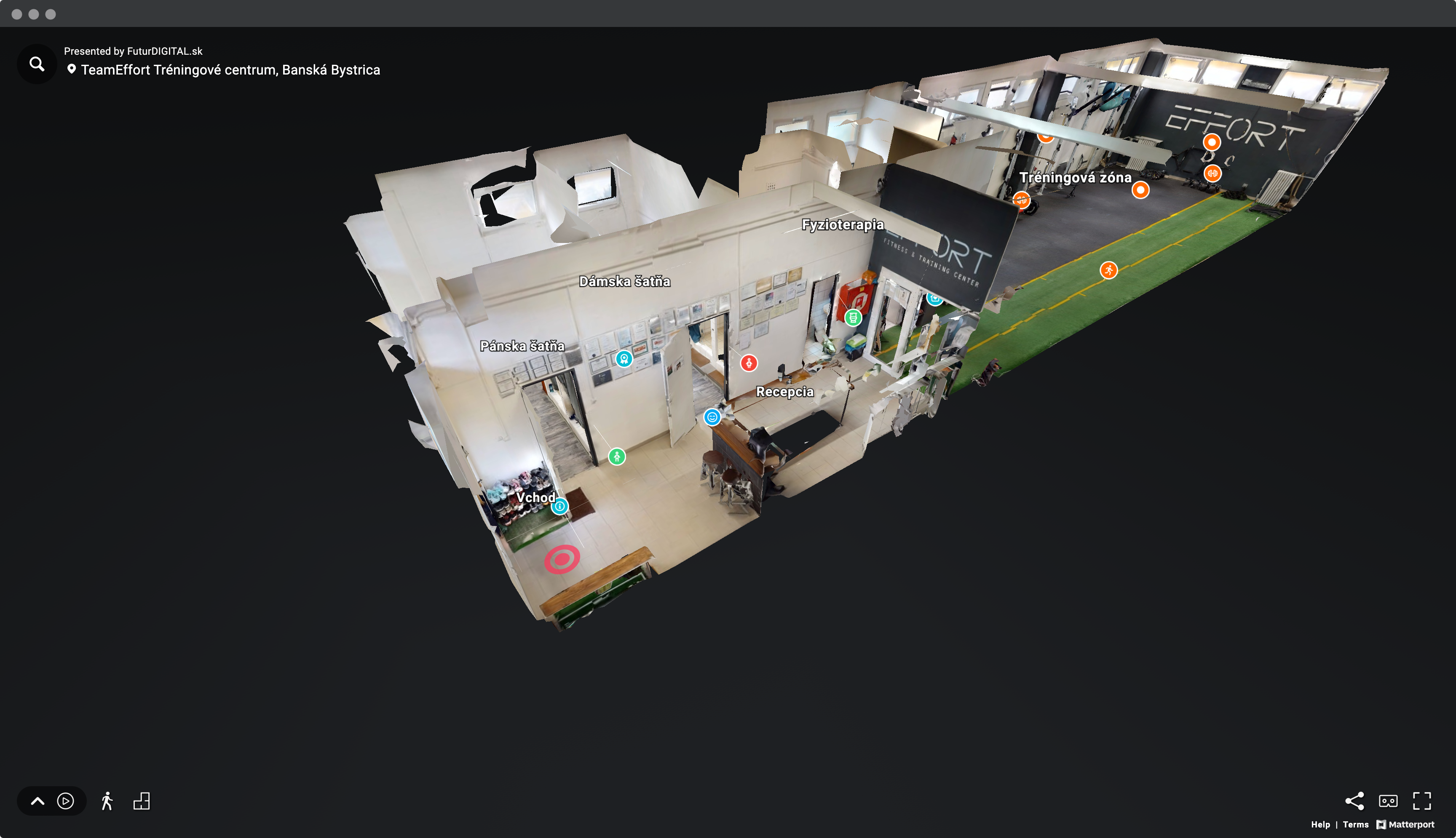 Screenshot okna prehliadača s virtuálnou prehliadkou fitnesscentra Team Effort s pohľadom na 3D model pohľadu domčeka so všetkými miestnosťami a popismi.