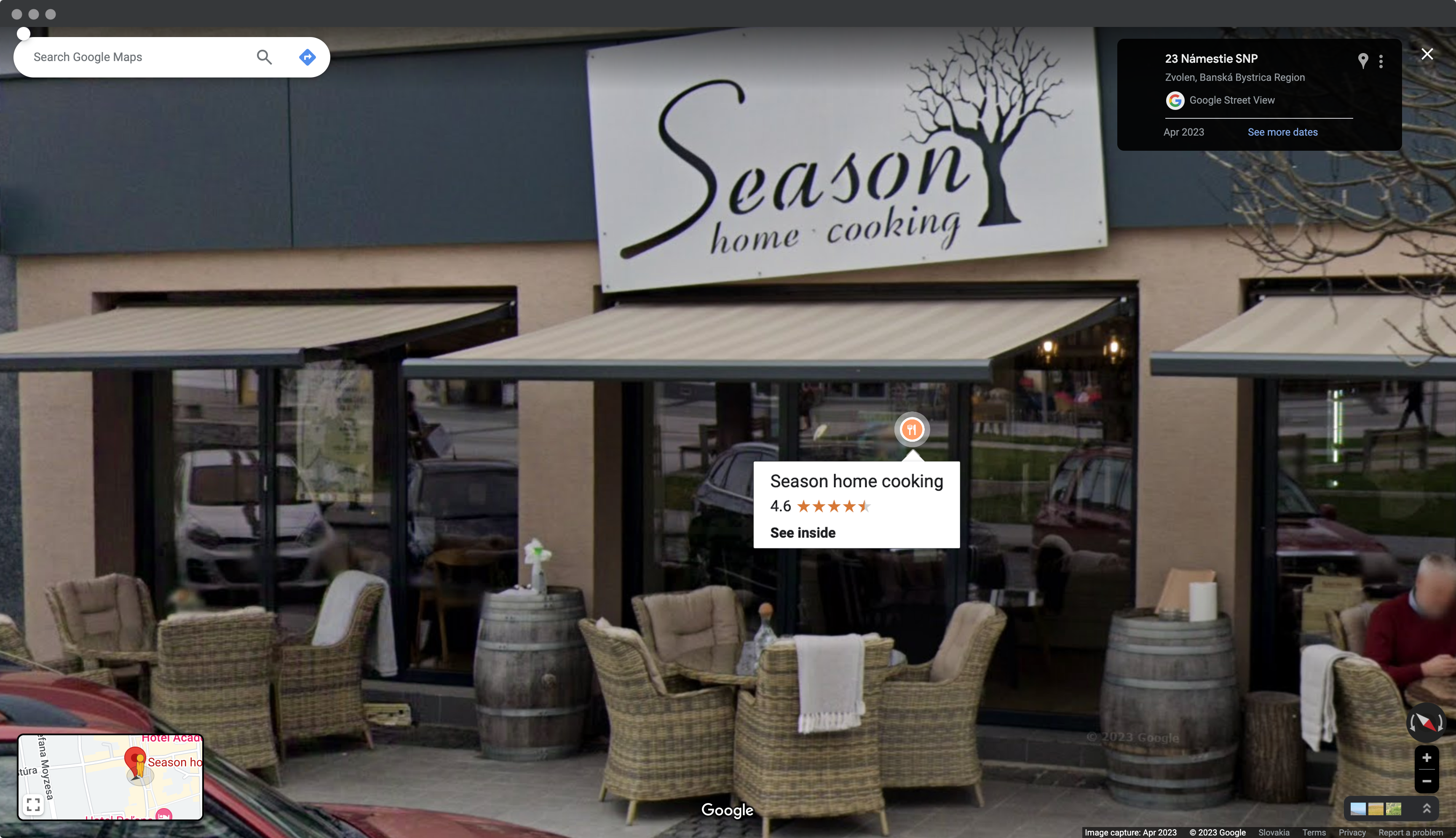 Screenshot okna prehliadača s pohľadom Google Street View na priečelie reštaurácie Season s veľkými oknami, markízami, stolmi a stoličkami s ozančením bodu záujmu s výzvou na spustenie virtuálnej prehliadky.