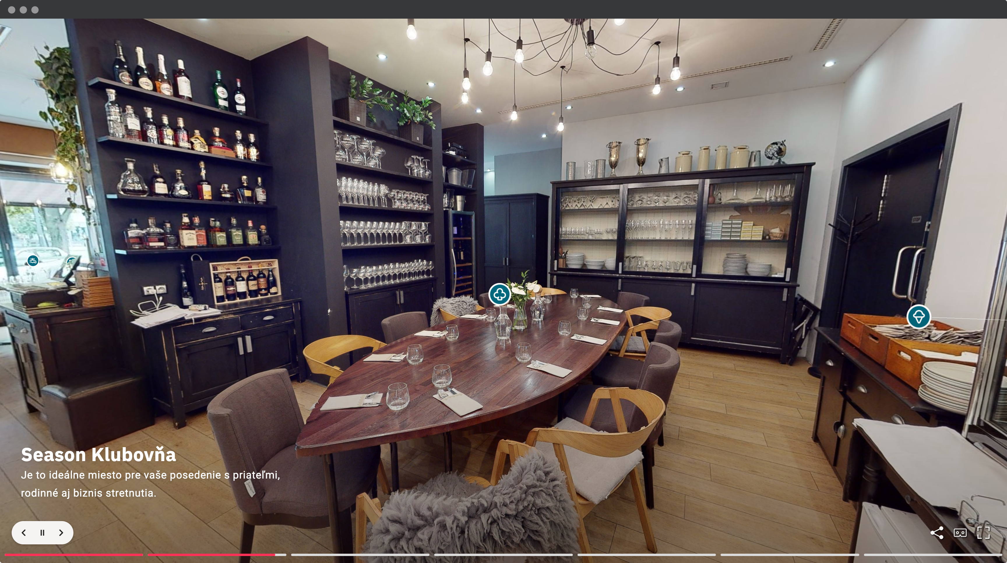 Screenshot okna prehliadača s virtuálnou prehliadkou reštaurácie Season s veľkým jedálenským stolom, stoličkami, komodou s pohármi na víno, policami s výberom alkoholu a označenými bodmi záujmu.