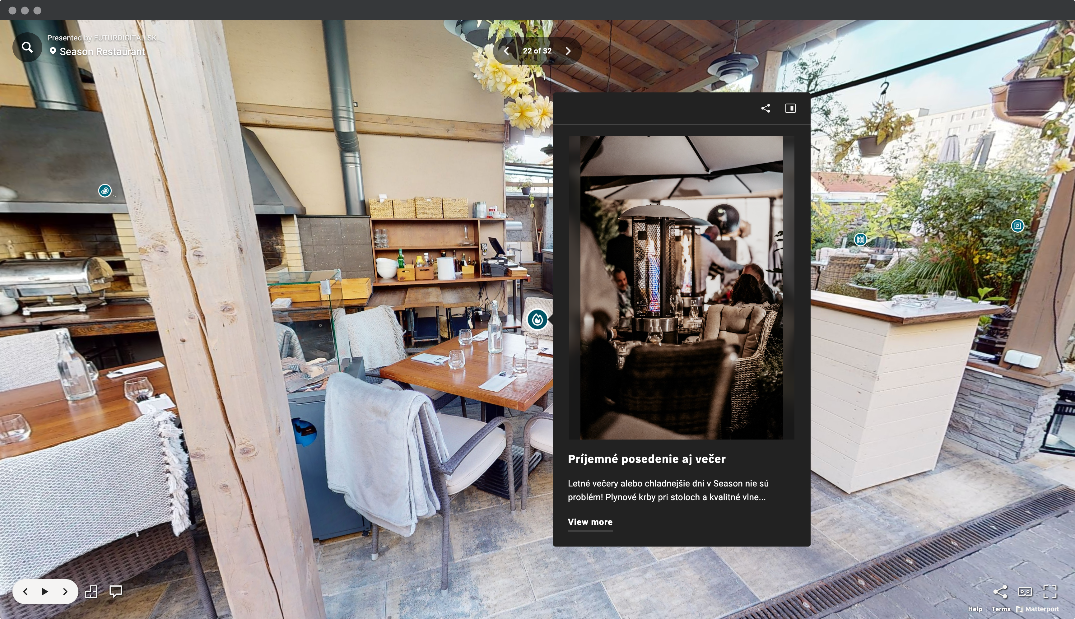 Screenshot okna prehliadača s virtuálnou prehliadkou terasy reštaurácie Season s jedálenskými stolmi, stoličkami s dekami, grilom a označeným bodom záujmu - okno s fotografiou večernej terasy so zapnutým plynovým ohrievaćom s plameňom a pozvánkou na pekné letné večery.