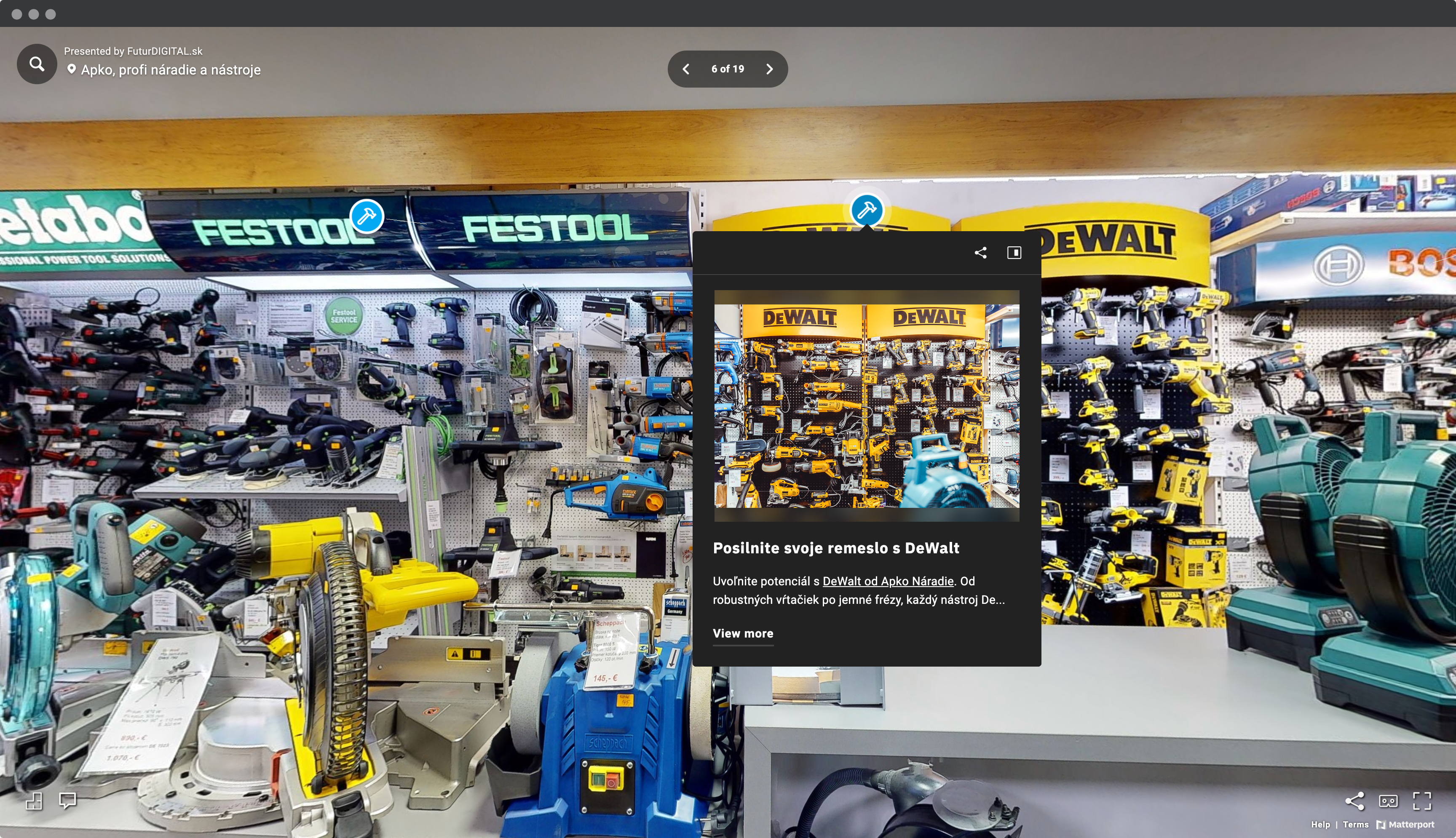 Screenshot okna prehliadača s virtuálnou prehliadkou predajne s náradím Apko so záberom na regály a stoly s náradím Festool,  DeWalt, Metabo a Bosch a označneným bodom záujmu - fotka regálu značky DeWalt s popisom a odkazom na kategóriu na e-shope.