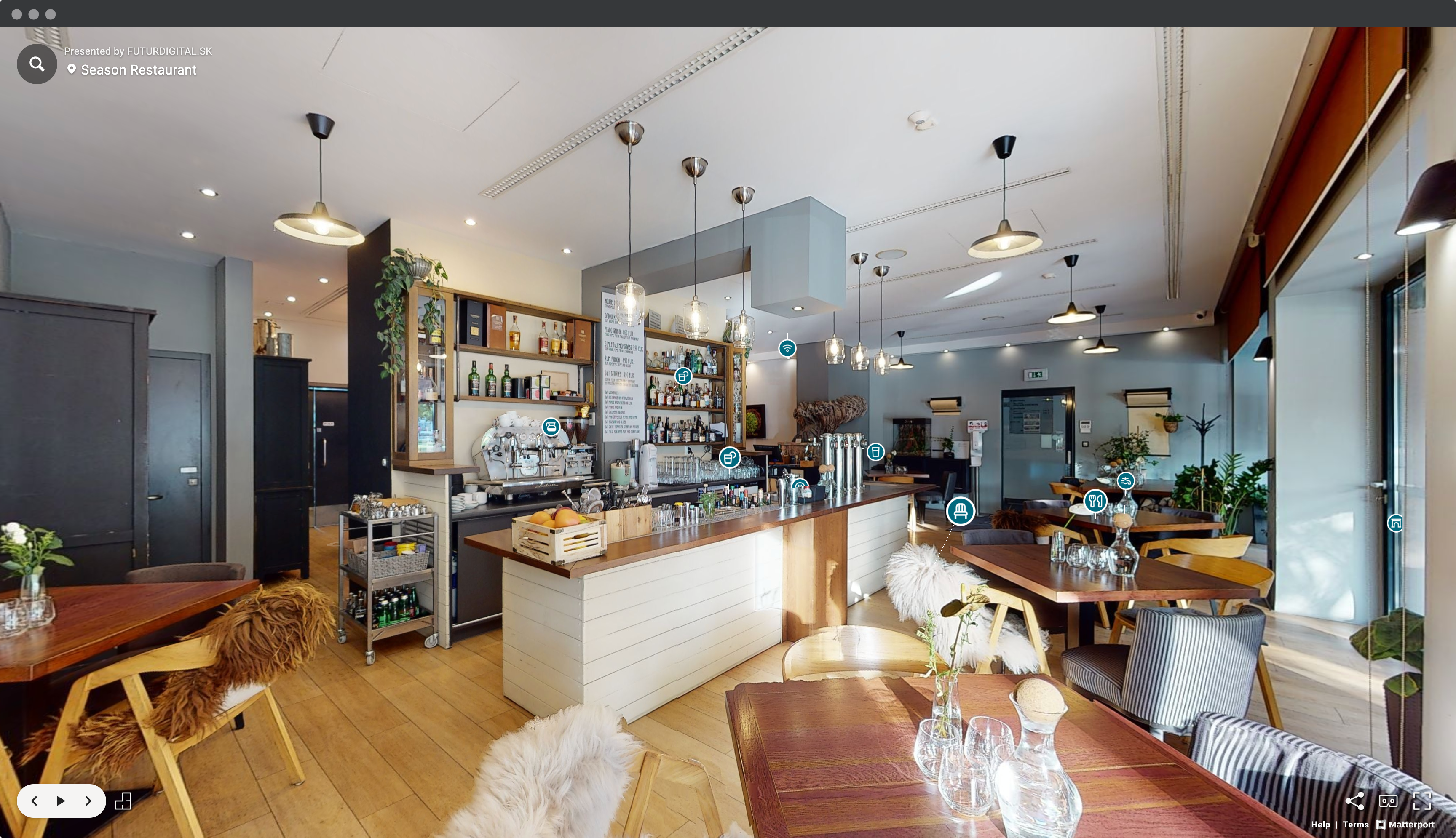 Screenshot okna prehliadača s virtuálnou prehliadkou reštaurácie Season so záberom na vstupnú časť s barovým pultom, regálom s alkoholom, stolmi a stoličkami, krbom a označenými bodmi záujmu.