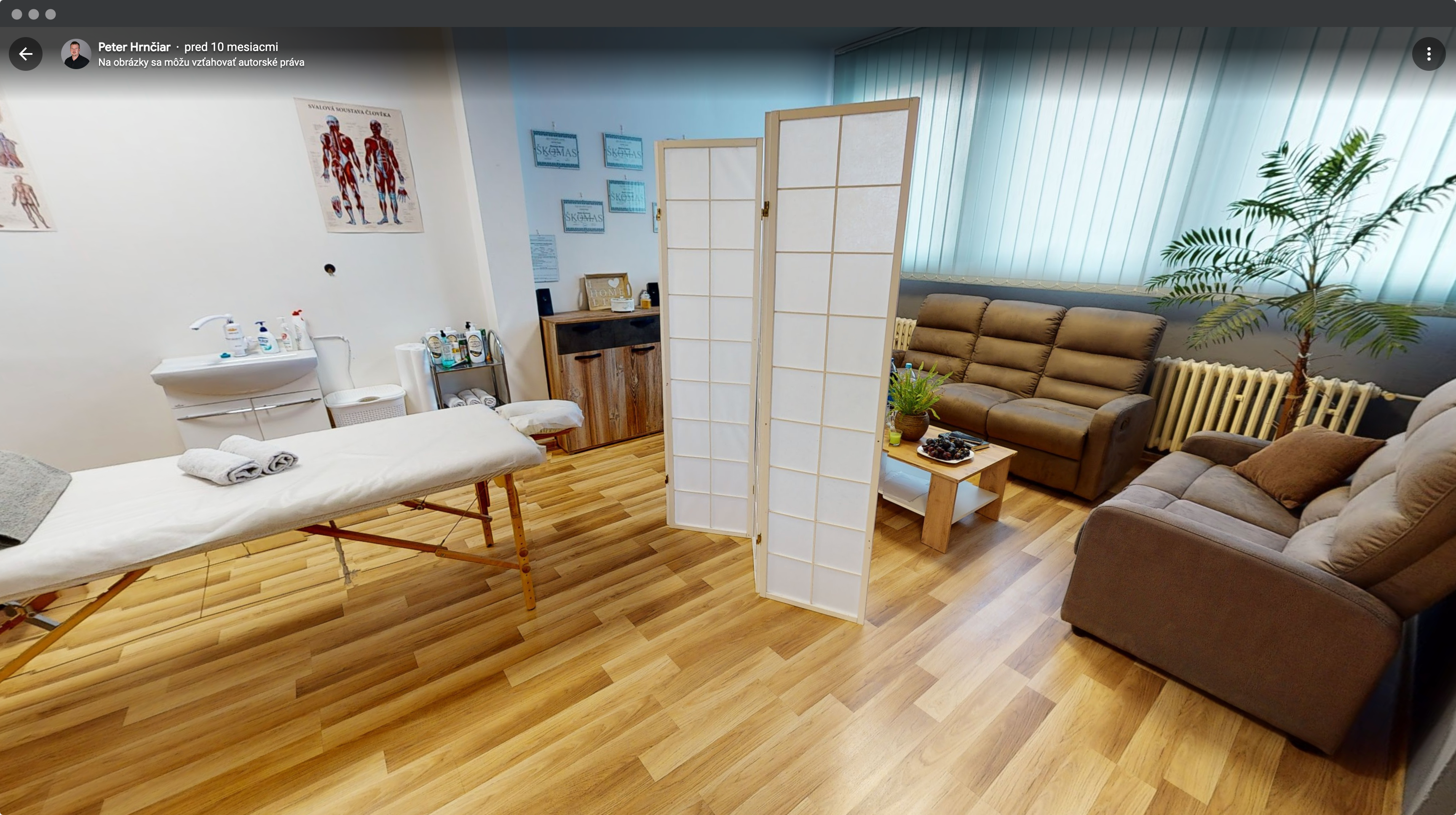 Screenshot okna prehliadača s pohľadom na 360 prehliadku masážneho salóna MMM Salón v Google profile so záberom priestor s masážnym stolom, masážnou stoličkou, paravánom a sedacou súpravou.