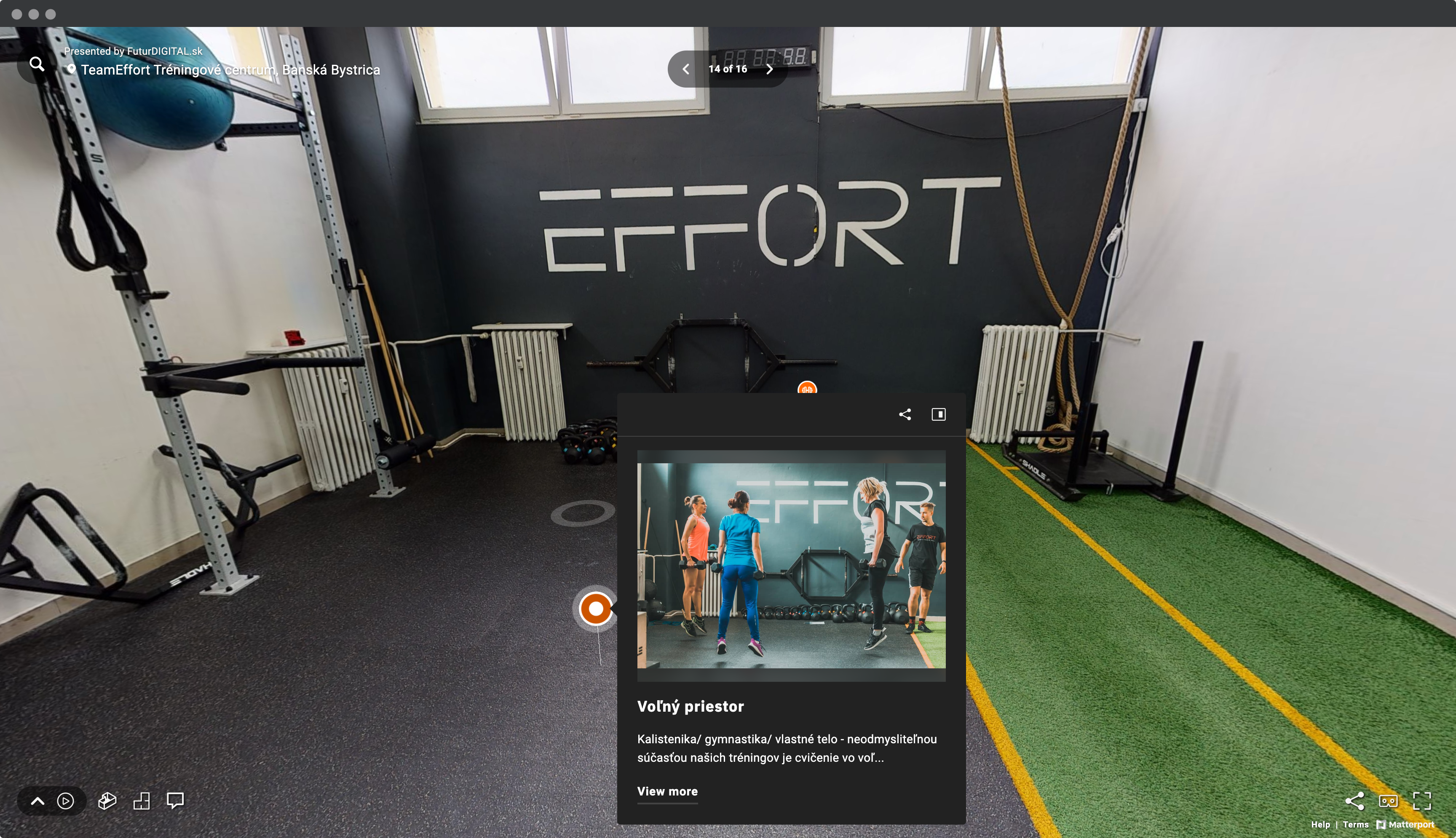 Screenshot okna prehliadača s virtuálnou prehliadkou fitnesscentra Team Effort so záberom na cvičiaci priestor s umelou bežeckou dráhou, činkami, hrazdami a cvičiacim vybavením a označneným bodom záujmu - fotka cvičiacej skupiny a trénera s popisom priestoru.
